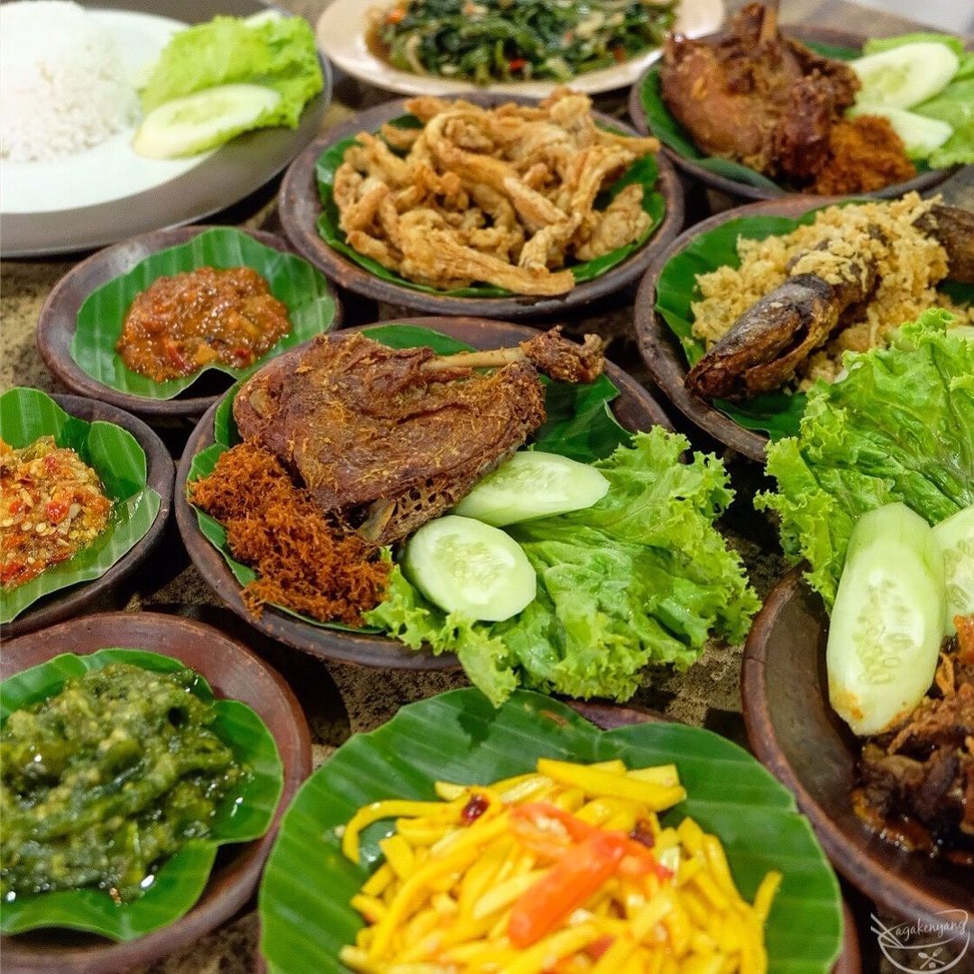 Makan Siang Santai di Taman Jajan Resto: Rasa Lokal yang Menggugah Selera